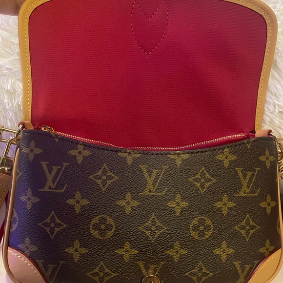 ❤️SOLD❤️ Like New Authentic LOUIS VUITTON Diane in Monogram Canvas - Picture 7 of 12